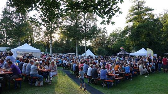 Ein Genuss an sommerlichen Abenden: ein kühles Getränk beim Harsefelder Bierzauber.