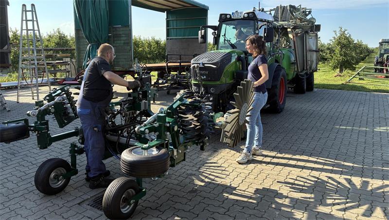Die Daniel Düsentriebs des Alten Landes: Wo der Erfindergeist zu Hause ist Ein Gerät zur mechanischen Baumstreifenpflege wird an einen Schlepper angekoppelt.