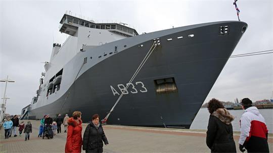 Ein Gericht hat nach dem Vorfall auf dem Marineschiff Strafen verhängt. (Symbolbild)