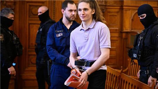 Ein Gericht in Budapest verurteilte die deutsche non-binäre Person Maja T. (2.v.r.) zu acht Jahren Gefängnis. 