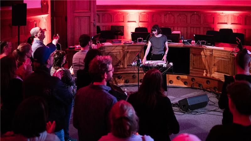 Ein Gerichtssaal im Landgericht verwandelt sich wieder für das Hanse Song Festival in eine Konzertlocation.