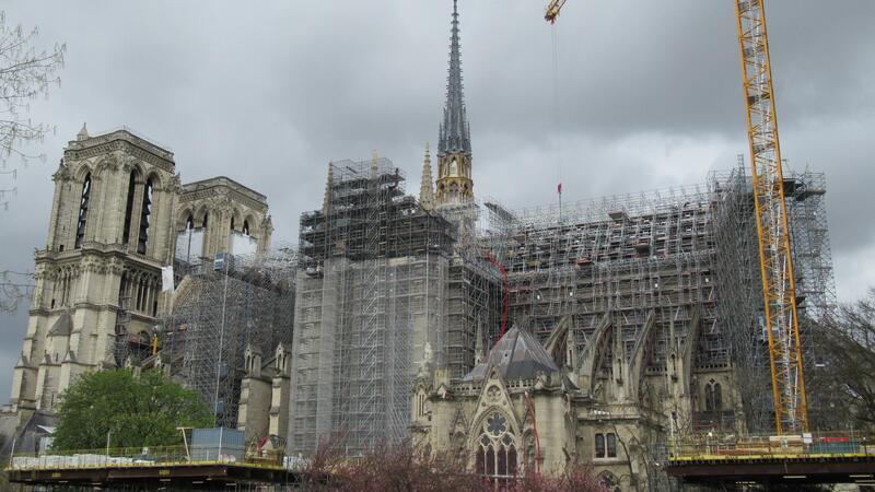 Notre-Dame erstrahlt für Olympia im neuen Glanz Ein Gerüst mit mehr als 90 Metern Höhe verdeckt die Sicht auf die Kathedrale. Zur Olympia-Eröffnung soll davon nicht mehr viel zu sehen sein.