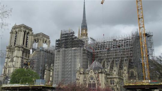 Ein Gerüst mit mehr als 90 Metern Höhe verdeckt die Sicht auf die Kathedrale. Zur Olympia-Eröffnung soll davon nicht mehr viel zu sehen sein.