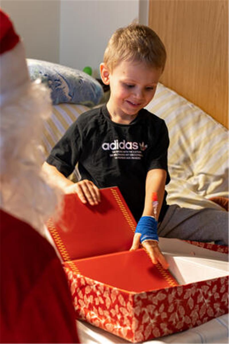 Ein Geschenk vom Weihnachtsmann: Der dreijährige Ben freut sich über den Besuch in der Kinderklinik.
