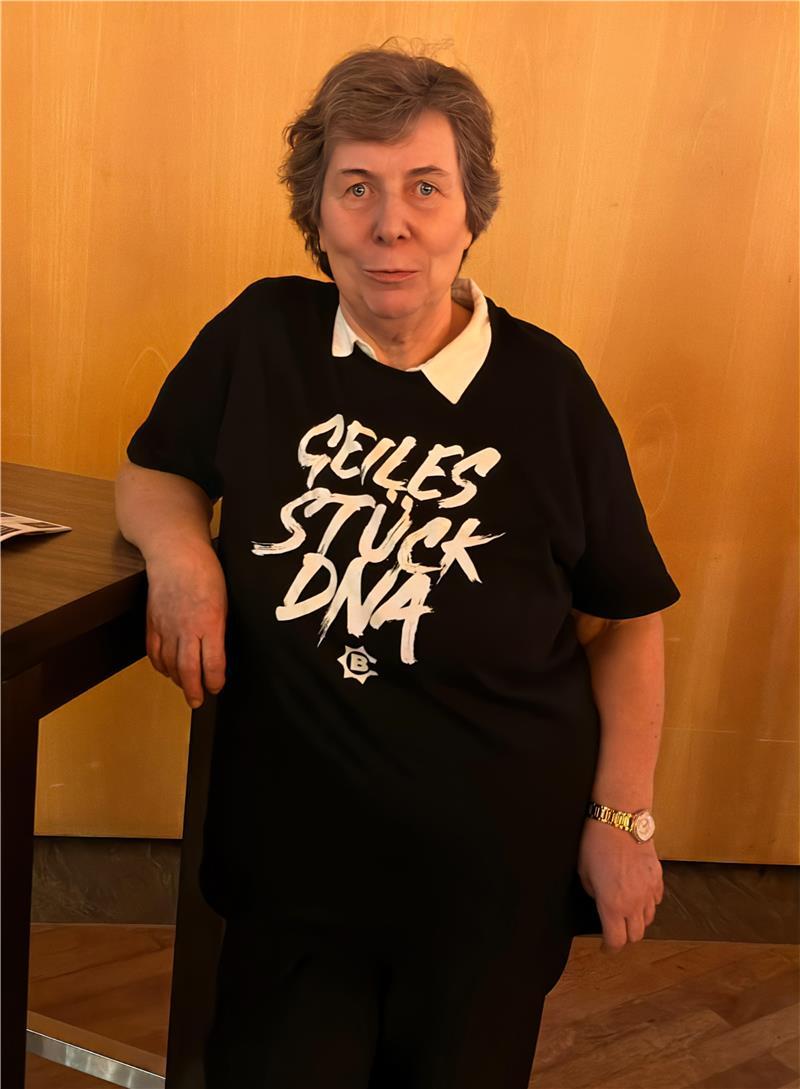 Ein Geschenk von Bülent Ceylan zum 69. Geburtstag: Monika Viets hat sich für das T-Shirt entschieden.