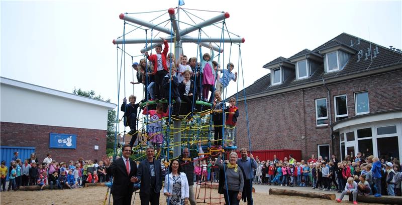 Ein Geschenk zum 60. Geburtstag der Grundschule „Harburger Straße“: Uwe Engel (Sparkasse Harburg-Buxtehude), Thomas Ziegert (Airbus), Heiner König (Dataplanit) und Helge Cramer vom Schulverein übergeben das „Piratennest“ an Schulleiterin An