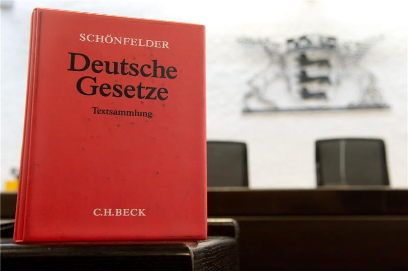 Ein Gesetzbuch steht in einem gemeinsamen Sitzungssaal des Stuttgarter Landgericht. Foto: Sebastian Kahnert/dpa