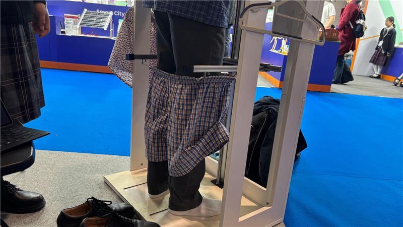 Ein Gestell zieht auf Knopfdruck die Hose hoch.
