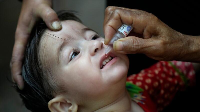 Afghanistan startet landesweite Impfkampagne gegen Polio Ein Gesundheitshelfer verabreicht einem Kind einen Polio-Impfstoff.