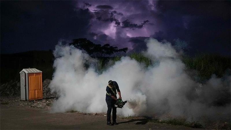 Ein Gesundheitsmitarbeiter führt eine Begasung auf einem Markt in Panama-Stadt durch, um Mücken zu bekämpfen und die Ausbreitung von Malaria zu verhindern.