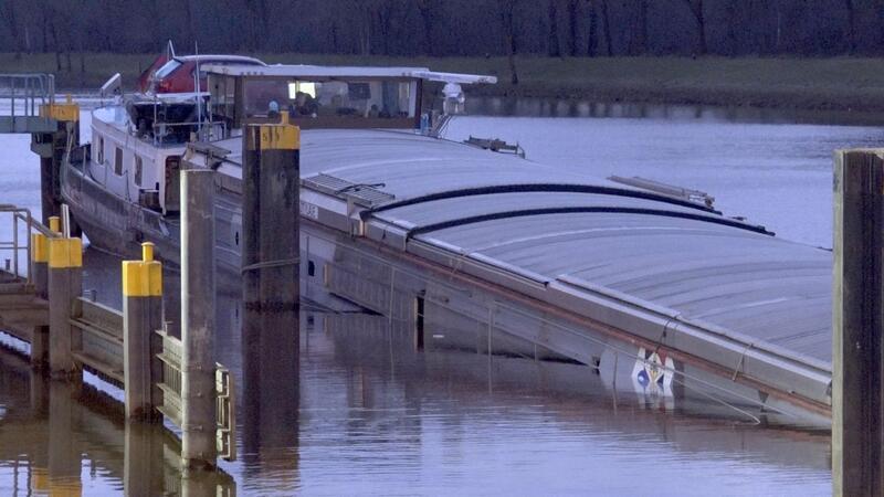 Frachtschiff läuft nach Leck voll mit Wasser Ein Getreidefrachter ist zum Teil mit Wasser vollgelaufen.
