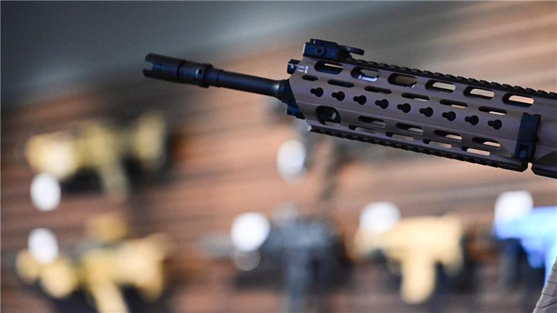Ein Gewehr von Heckler & Koch in einem Ausstellungsraum der Firma in Oberndorf.
