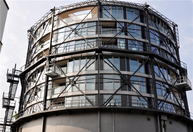 Ein Gigant aus Aluminium und Glas: Der Gasometer ist Stades ungewöhnlichstes Mietshaus.