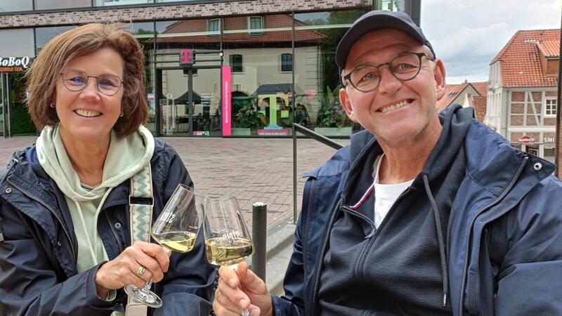 Ein Gläschen Wein ließen sich Susanne und Maik Engelbrecht schmecken.
