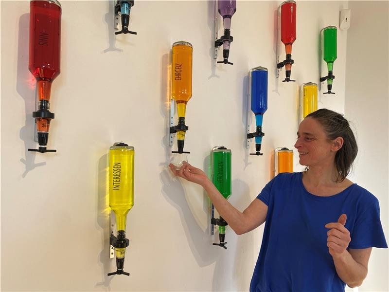 Ein Glas Lebenselixier abzapfen: Konzeptkünstlerin Frenzy Höhne fordert mit ihren Werken immer wieder zur Interaktion auf. Foto: Weselmann
