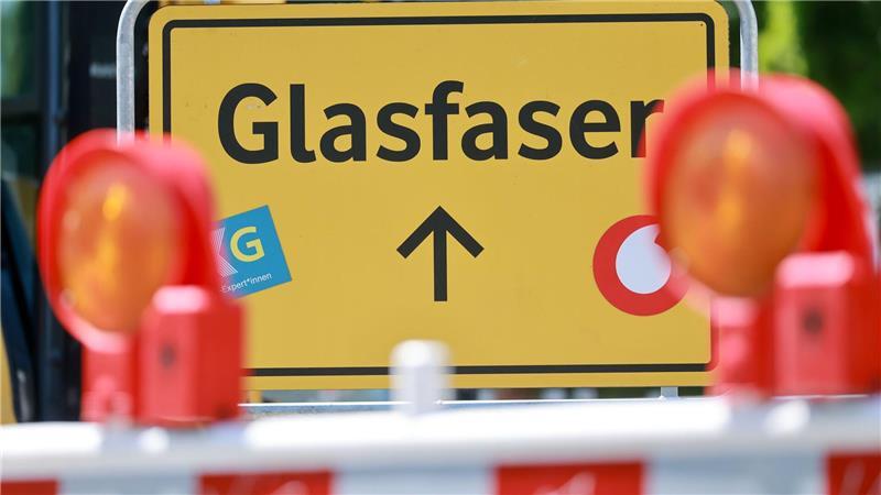 Ein Glasfaser-Schild der Vodafone-Tochter OXG an einer Baustelle.