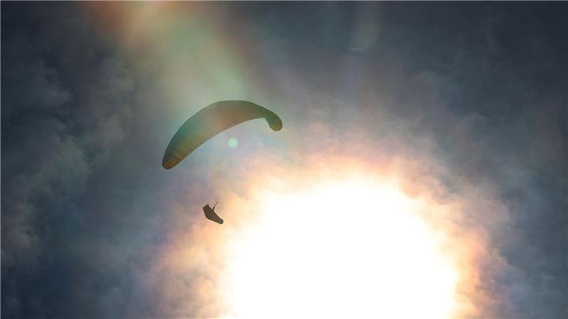 Gleitschirmflieger in China auf über 8.000 Meter gesogen Ein Gleitschirmflieger in China geriet ungewollt in eisige Höhen. (Symbolbild)