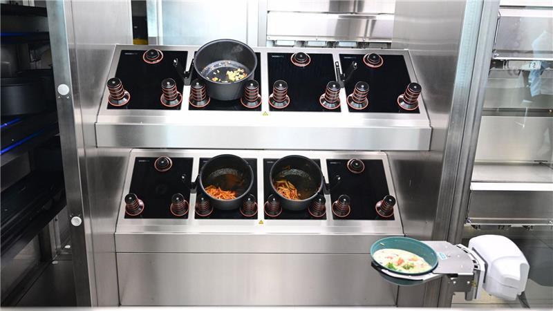 Ein Goodbytz-Roboter bereitet im Universitätsklinikum in Tübingen Essen zu. (Archivbild)