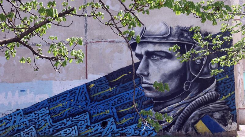 Medien: Votum für Ukraine-Hilfen im US-Kongress am Samstag Ein Graffiti auf der Wand eines Wohnblocks zeigt einen ukrainischen Soldaten. Die Ukraine ist angesichts des russischen Angriffskrieges auf Waffenhilfe aus dem Westen angewiesen.