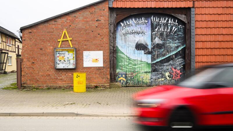 Ein Graffiti mit dem Schriftzug „Eure Kinder werden euch zur Rechenschaft ziehen“ steht auf einer Scheune im Stadtteil Schacht Konrad.