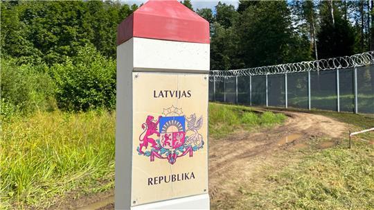 Ein Grenzpfeiler mit der Aufschrift «Republik Lettland» steht beim Besuch des lettischen Staatspräsidenten Rinkevics an der lettischen Grenze zu Russland. 
