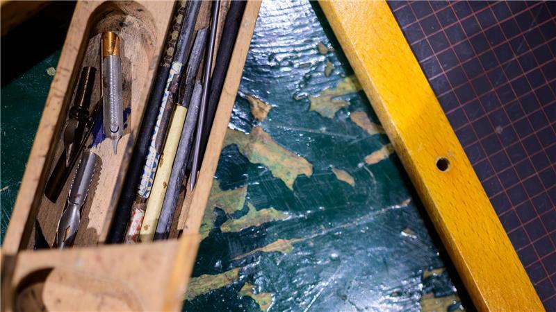 Ein Griffelkasten mit Schreibutensilien ist im Kiekeberg-Museum ausgestellt. 