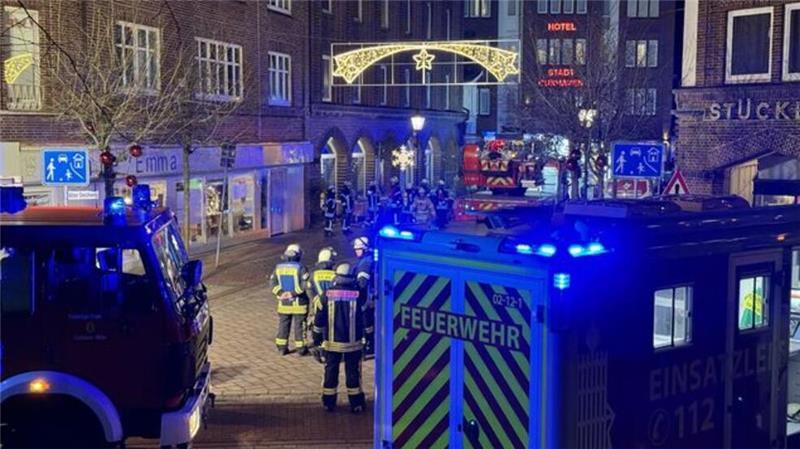 Dichter Rauch im Café, Funkenflug über dem Dach: Großeinsatz in Cuxhaven Ein Großaufgebot an Feuerwehrfahrzeugen fuhr zum Alten Deichweg.
