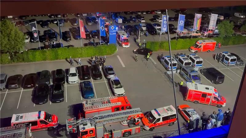 Platzsturm und Feuerwerk: HSV feiert den Aufstieg - Mehrere Schwerverletzte Ein Großaufgebot an Rettungskräften kümmerte sich um die Verletzten.