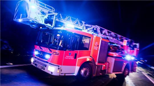 Feuer in Lagerhalle auf Fehmarn – viele Kräfte im Einsatz Ein Großaufgebot der Feuerwehr war bei der Brandbekämpfung  auf Fehmarn im Einsatz. (Symbolbild)