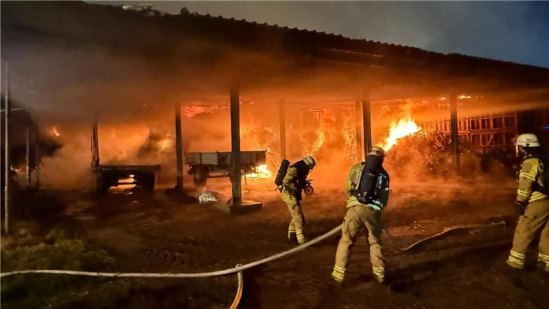 Ein Großaufgebot der Feuerwehr war im Februar 2025 in Stade-Haddorf im Einsatz, um die Flammen zu löschen.