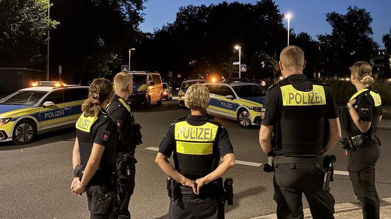 Ein Großaufgebot der Polizei sorgt für Ruhe im Altländer Viertel in Stade.
