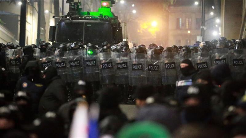 Proeuropäischer Protest in Georgien - Lage spitzt sich zu Ein Großaufgebot von Sicherheitskräften und zahlreiche Demonstranten stehen sich bei den Protesten gegenüber.