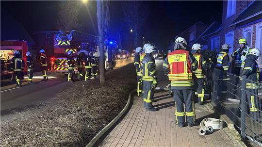 Ein Großaufgebot war am Mittwochabend in die Bahnhofstraße in Zeven alarmiert worden.