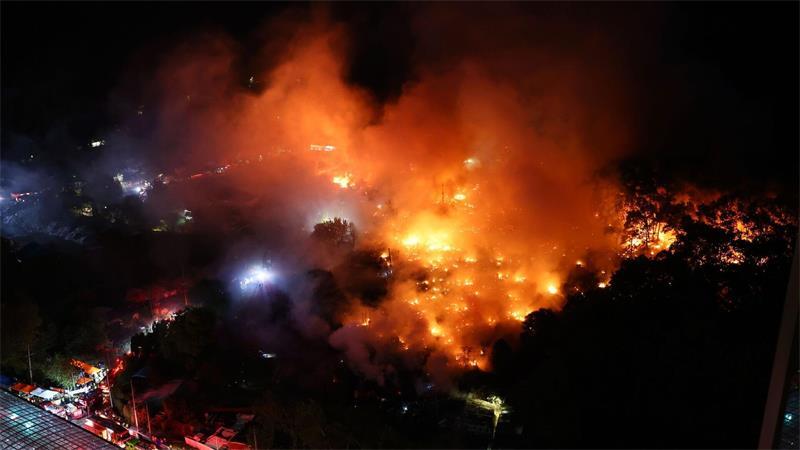Ein Großbrand wütet im Dorf Guryong, einem der letzten Slums in Seoul.