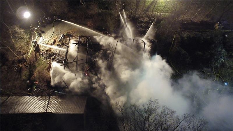 Wie Drohnen-Bilder der Drochterser Feuerwehr bei ihren Einsätzen helfen Ein Großfeuer in Asselermoor löschten die Aktiven im vergangenen Jahr. Das Drohnenfoto zeigt den Einsatz aus der Luft. Foto: Feuerwehr Drochtersen