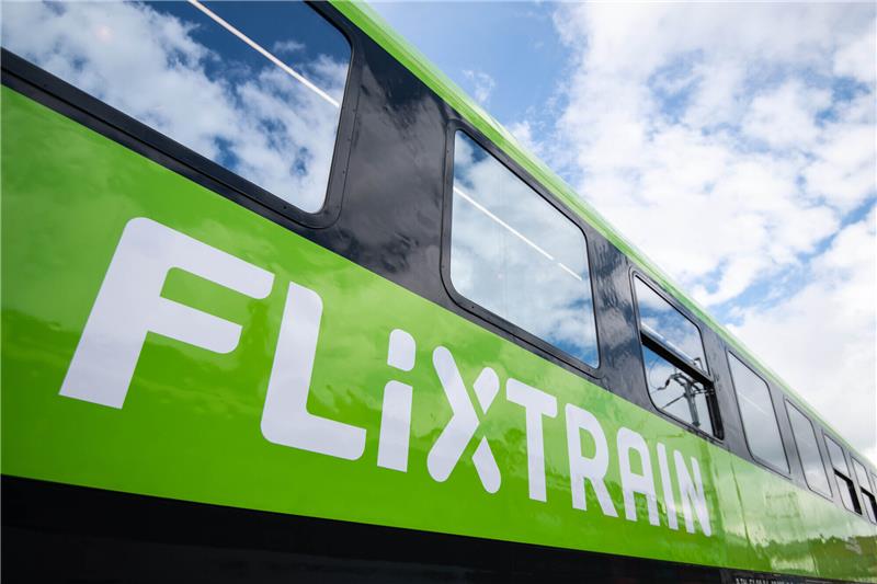 Steckdosen manipuliert: Passagiere erhalten Stromschlag im Flixtrain nach Hamburg Ein Großraumwagen des Fernzuganbieters Flixtrain. Foto: Marius Becker/dpa