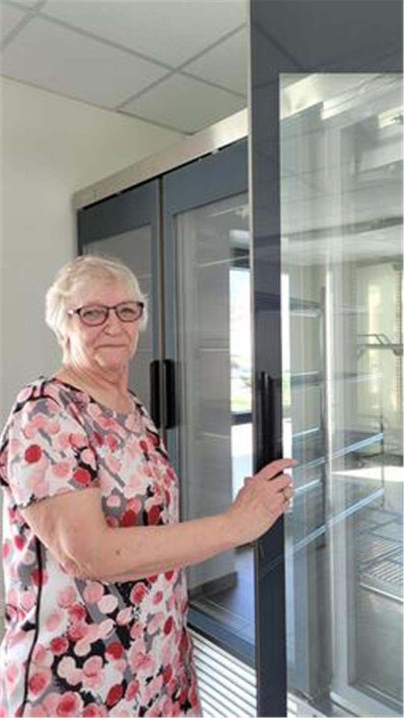 Ein Großteil der Ladeneinrichtung wurde bereits geliefert. Gabriele Czierlitzki freut sich, dass sie ihren Kundinnen und Kunden künftig auch Tiefkühlwaren anbieten kann. Foto: Leuschner