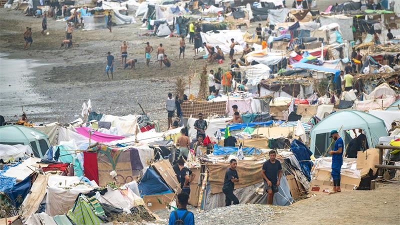 Spaniens Regierung übernimmt Kontrolle über Hafen von Ceuta Ein Großteil der noch etwa 5.000 Migranten in Ceuta kampiert seit Wochen an Stränden und an Straßenrändern der von dem Andrang überforderten spanischen Nordafrika-Exklave Ceuta.
