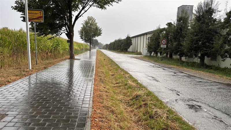 Neuer Geh- und Radweg zwischen Nottensdorf und Bliedersdorf fertig Ein Großteil des Geh- und Radweges von Nottensdorf aus ist gepflastert, eine Mulde sorgt für die Entwässerung.