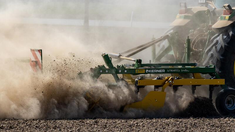 14-Jährige von Traktor mit Grubber überrollt und tödlich verletzt Ein Grubber lockert den Boden und entfernt Unkraut auf dem Acker. (Symbolbild)