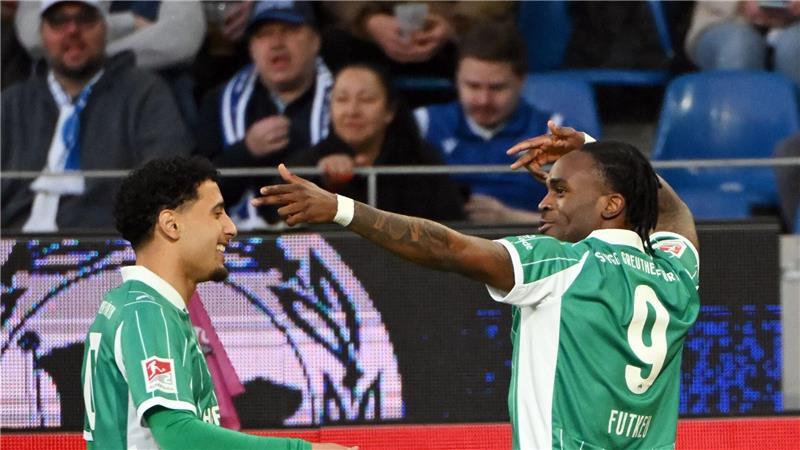 Ein Grund zum Feiern: Noel Futkeu trifft zum 1:0 für Fürth. 