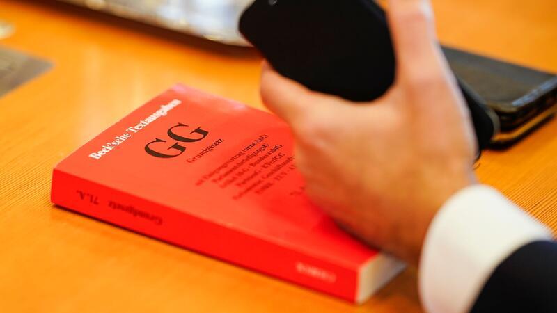 Mehrheit hält Demokratie in Deutschland für gefährdet Ein Grundgesetz liegt im Verhandlungssaal des Bundesverfassungsgerichts auf einem Tisch. Eine Mehrheit der Deutschen sieht einer Umfrage zufolge die Demokratie in Deutschland in Gefahr.