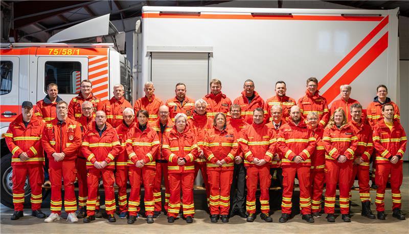 Ein Gruppenfoto der aktiven Mitglieder der DLRG Horneburg/Altes Land.