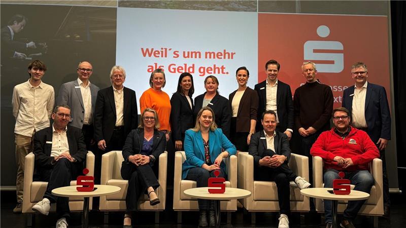 Ein Gruppenfoto zum Abschluss: Sie sorgten für einen informativen und unterhaltsamen Jahresempfang Fördermanagement.