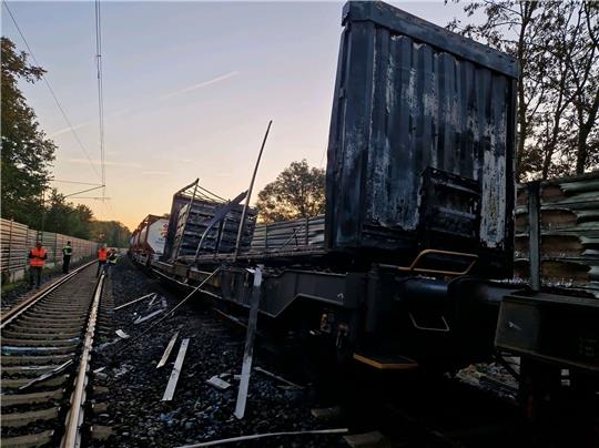 Ein Güterwaggon hat in der Region Hannover  Feuer gefangen.