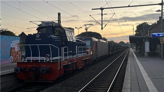 Ein Güterzug blockiert die S-Bahn-Strecke zwischen Neugraben und Horneburg - im Bahnhof Buxtehude.