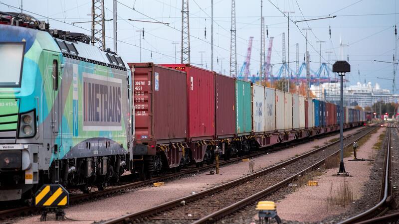 Ein Güterzug mit Containern auf Frachtwagen ist im Hafen unterwegs. Das Europäische Parlament und die EU-Staaten wollen mit neuen Vorschriften den europäischen Binnenmarkt besser auf Krisen vorbereiten.