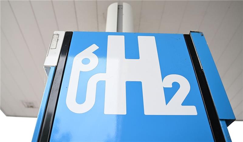 Internationale Fachmesse für Wasserstoff soll beginnen Ein H2-Zeichen ist an einer Wasserstoff-Tankstelle für Autos angebracht. Am Mittwoch soll in Bremen die Fachmesse Hydrogen Technology Expo Europe beginnen.