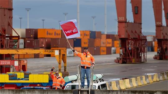 Ein Hafenarbeiter steht während des Warnstreiks vor dem Hamburger Eurogate-Containerterminal.