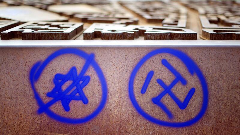 Mehr antisemitische Taten in Deutschland seit 7. Oktober Ein Hakenkreuz und ein durchgestrichener Davidstern sind an einer Gedenkstätte zu sehen.